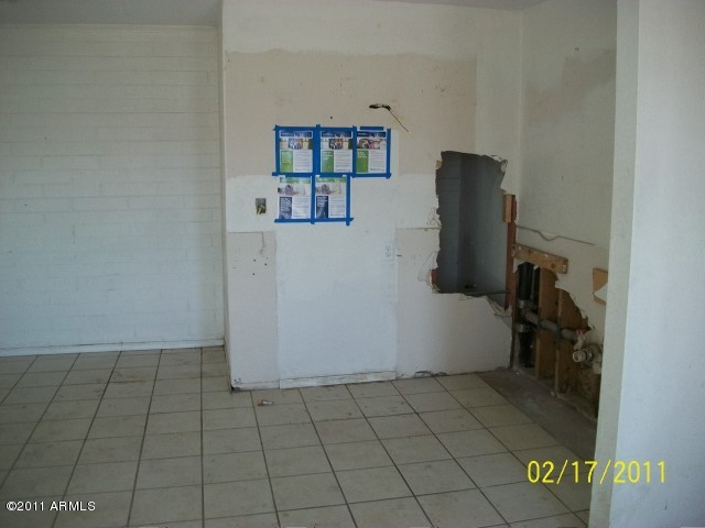 2530 East Chipman Road Phoenix, AZ 85040 - Photo 2 of 8 KITCHEN