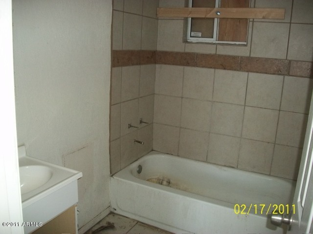 2530 East Chipman Road Phoenix, AZ 85040 - Photo 3 of 8 BATHROOM