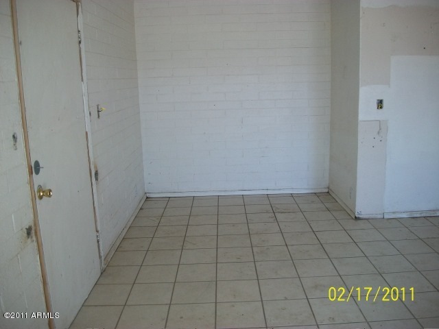 2530 East Chipman Road Phoenix, AZ 85040 - Photo 6 of 8 DINING AREA