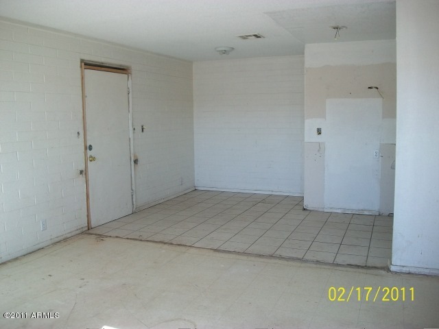 2530 East Chipman Road Phoenix, AZ 85040 - Photo 7 of 8 LIVING ROOM/ENTRY