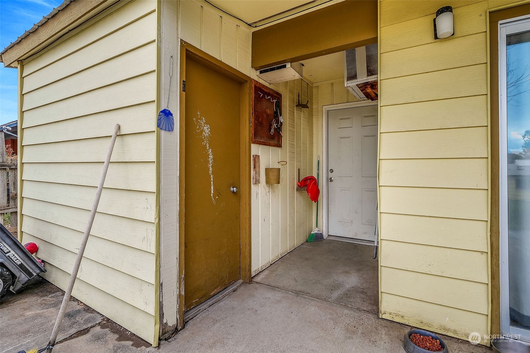9012 B Bong Loop Moses Lake, WA 98837 - Photo 24 of 30 a view of entryway of the house