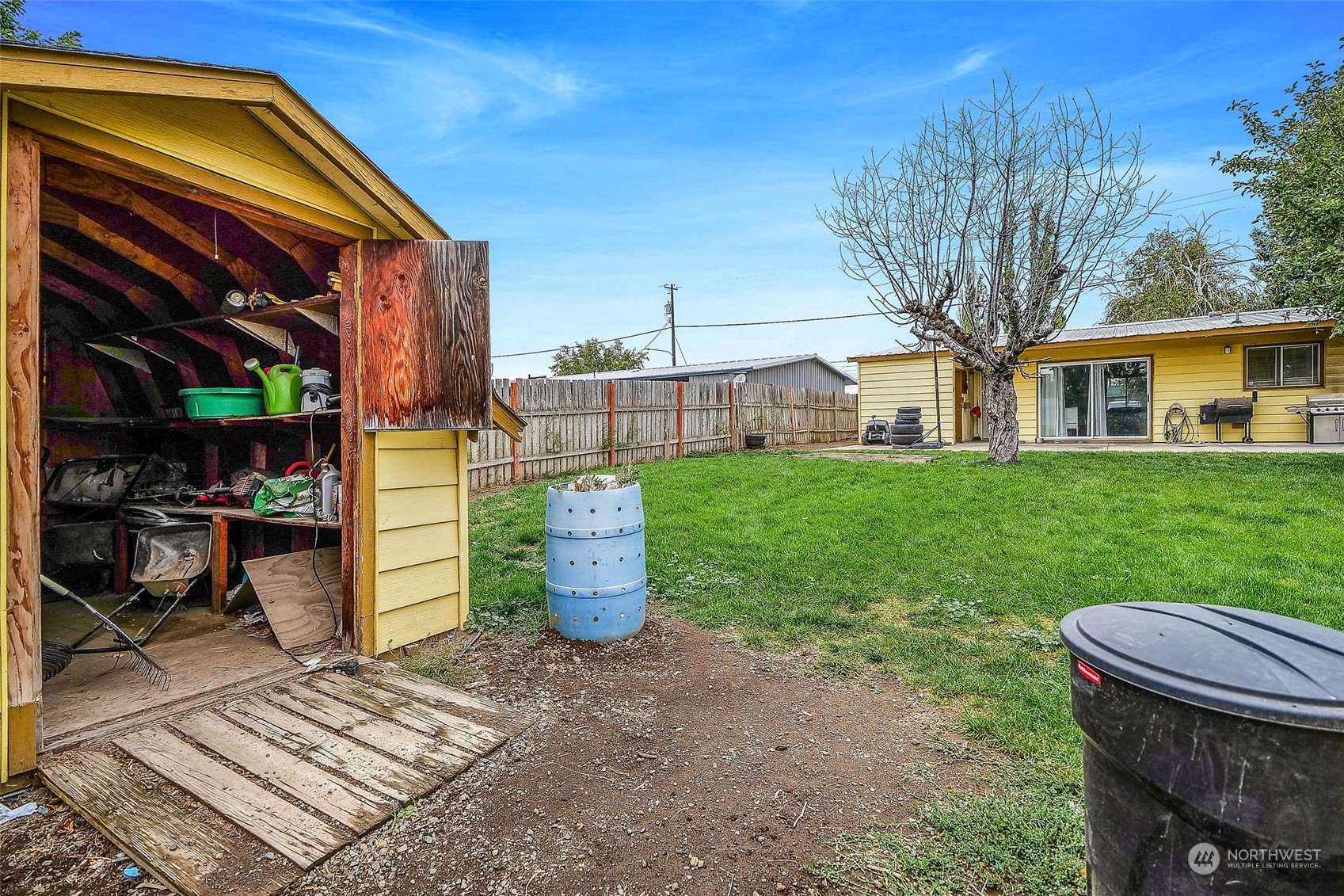 9012 B Bong Loop Moses Lake, WA 98837 - Photo 27 of 30 a view of a house with backyard and sitting area