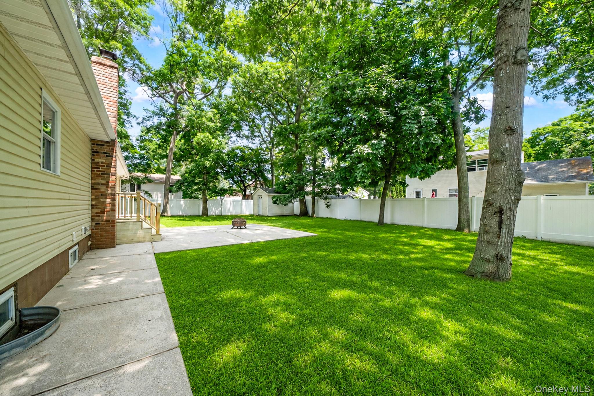 25 Heston Road Shirley, NY 11967 - Photo 6 of 38