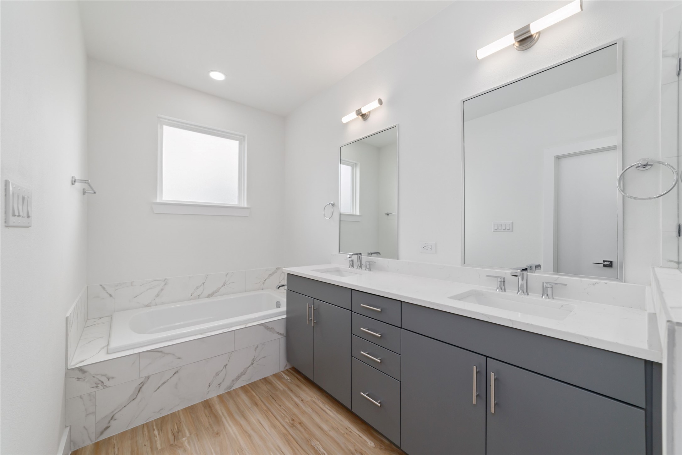 2109 Holman Street Houston, TX 77004 - Photo 27 of 30 Alternate View of Primary Bath