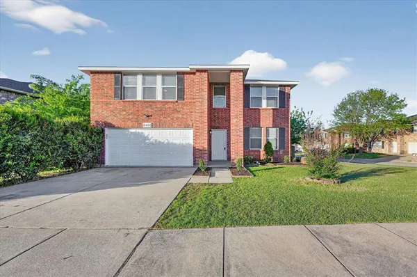 $450,000 | 8400 Vinetree Drive, Arlington, TX 76002