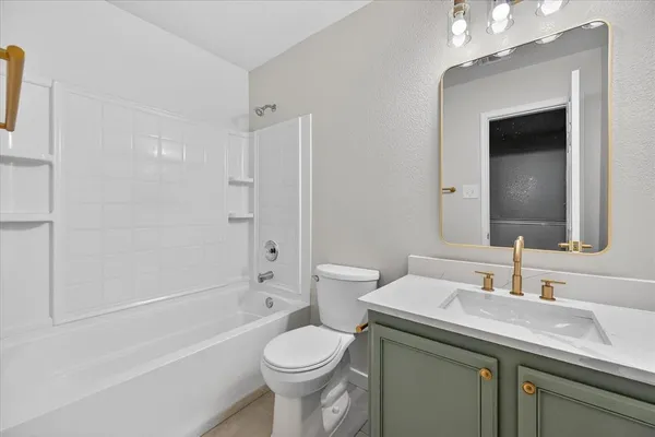 $450,000 | 8400 Vinetree Drive, Arlington, TX 76002