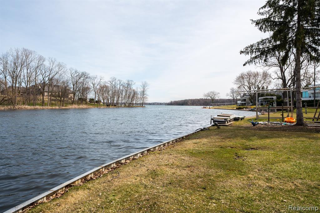 4851 Commerce Road West Bloomfield, MI 48324 - Photo 53 of 71