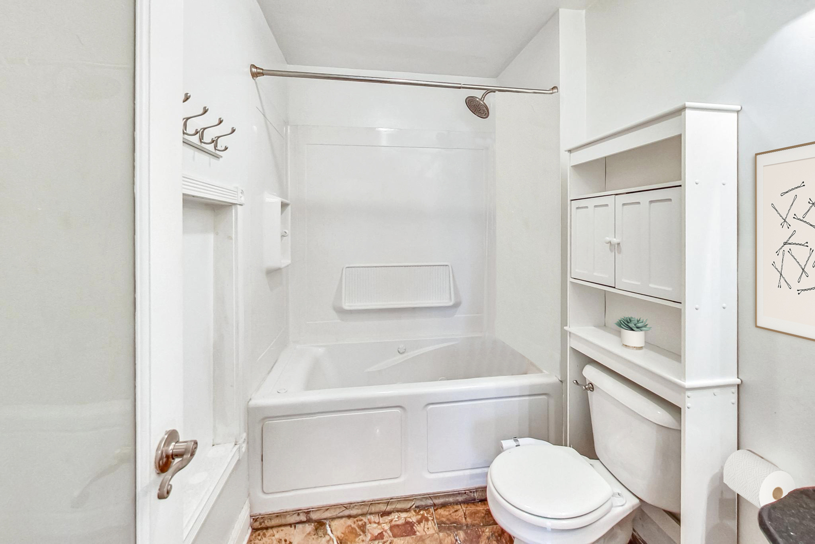 1931 Prairie Square, Unit 108 Schaumburg, IL 60173 - Photo 28 of 40 a bathroom with a toilet a sink and a bathtub