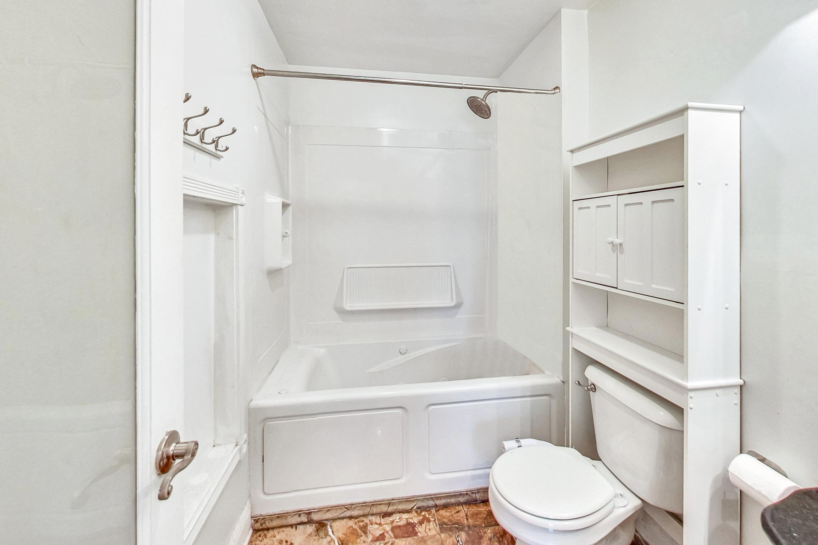 1931 Prairie Square, Unit 108 Schaumburg, IL 60173 - Photo 29 of 40 a bathroom with a toilet a sink and a bathtub