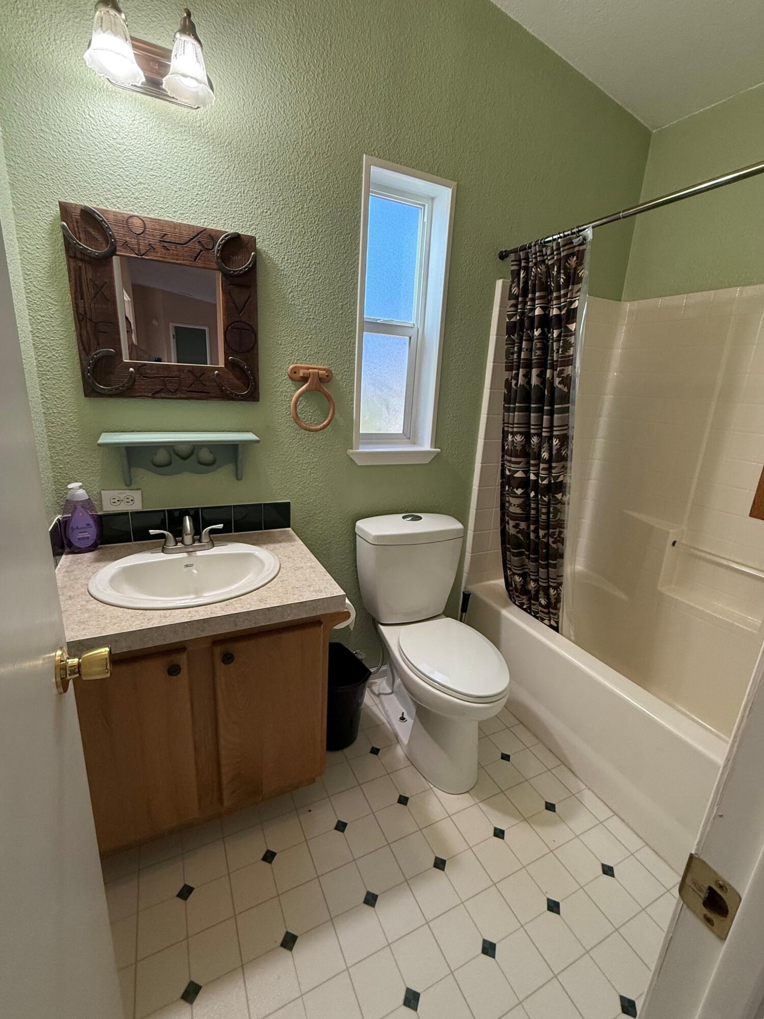 7623 Prairie Dog Drive Bonanza, OR 97623 - Photo 19 of 51 Guest Bath