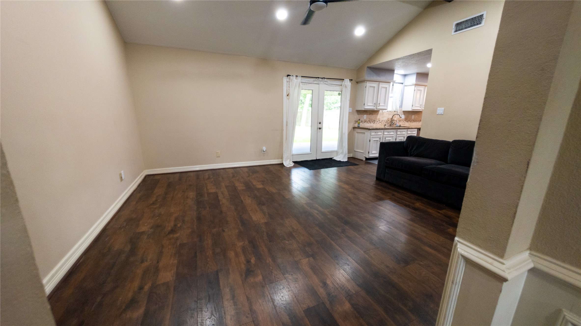 1915 Westlake Road Houston, TX 77062 - Photo 5 of 24 Entry to living room