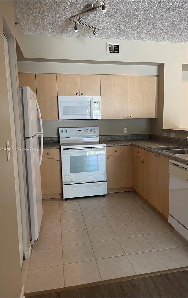 8020 North Nob Hill Road, Unit 103 Tamarac, FL 33321 - Photo 12 of 29 Gallery Image 12