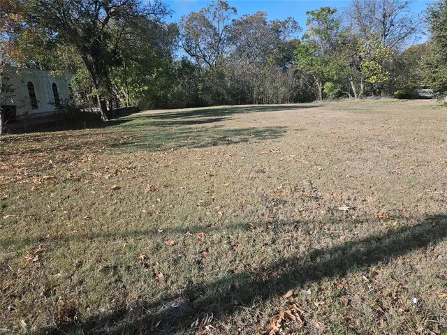 a view of a yard with a house