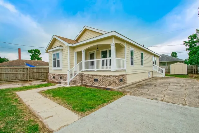 $259,000 | 70 Old Hickory Avenue, Chalmette, LA 70043