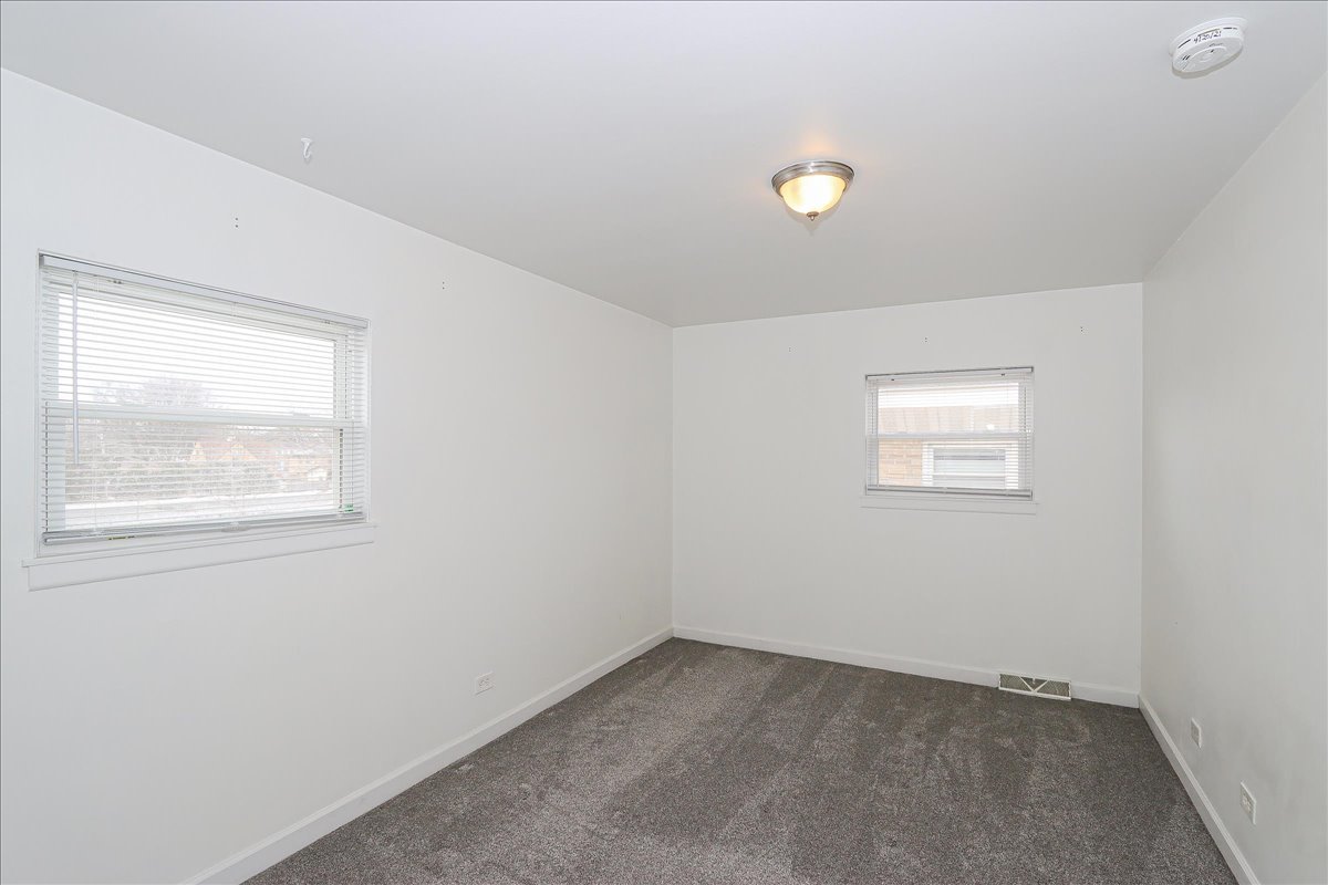 449 Elmhurst Road Mount Prospect, IL 60056 - Photo 16 of 26 an empty room with a window