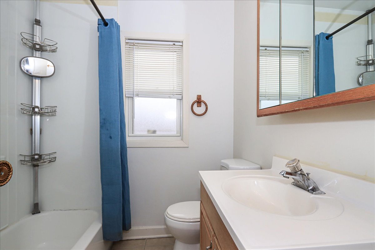 449 Elmhurst Road Mount Prospect, IL 60056 - Photo 18 of 26 a bathroom with a toilet sink and mirror