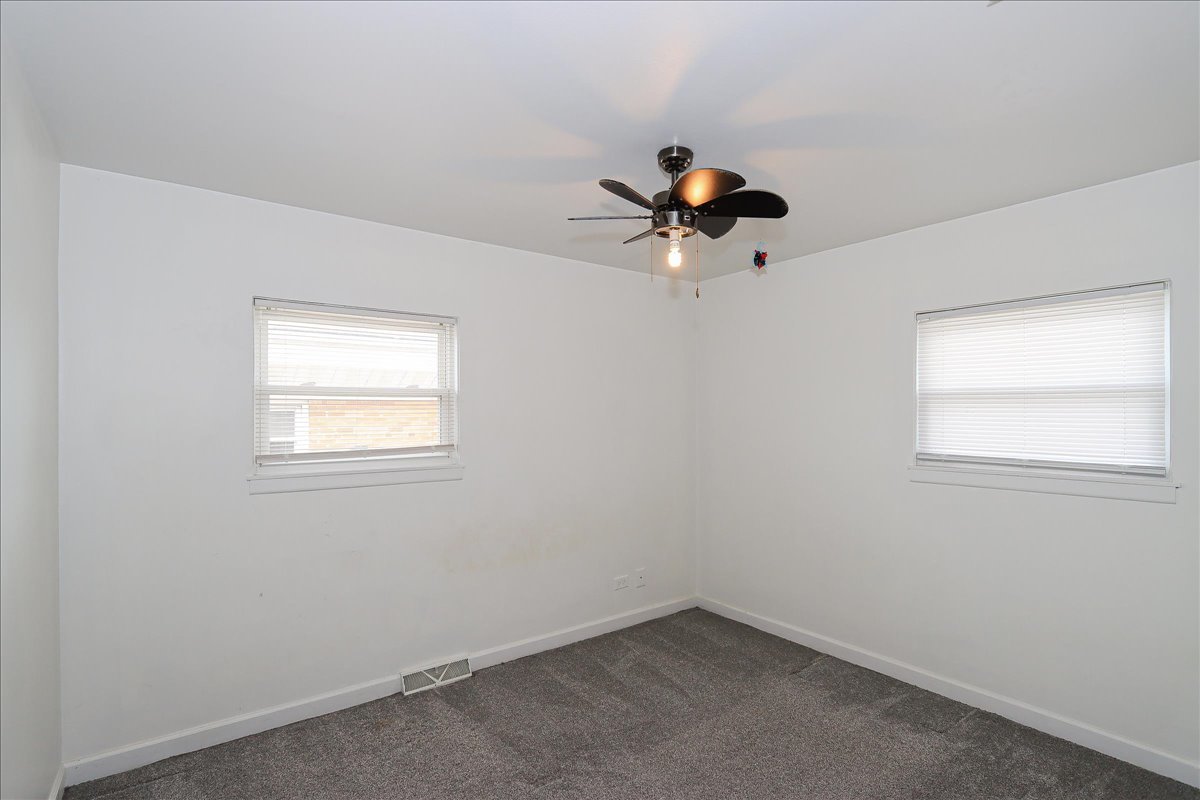 449 Elmhurst Road Mount Prospect, IL 60056 - Photo 19 of 26 an empty room with a window
