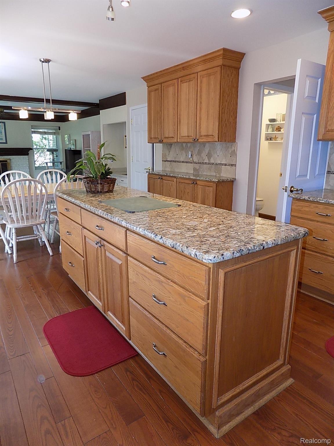 710 Abbey Court Rochester, MI 48307 - Photo 27 of 46 26 - Island.JPG