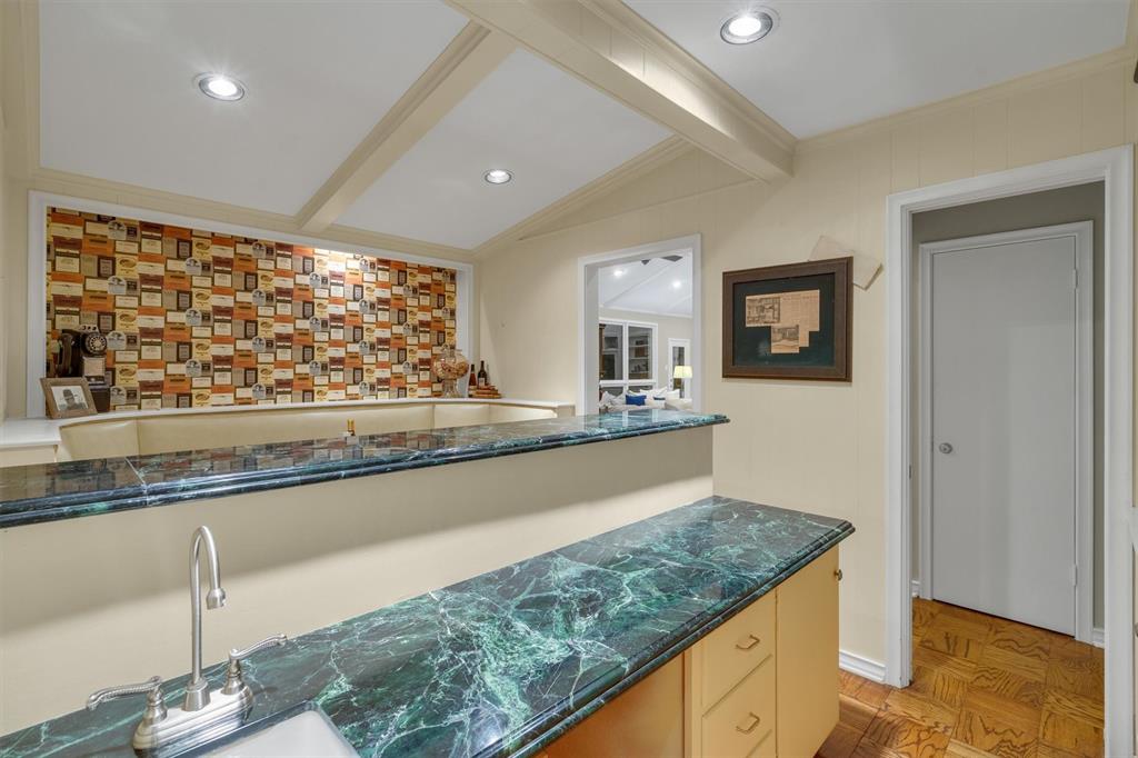 7140 Spring Valley Road Dallas, TX 75240 - Photo 17 of 40