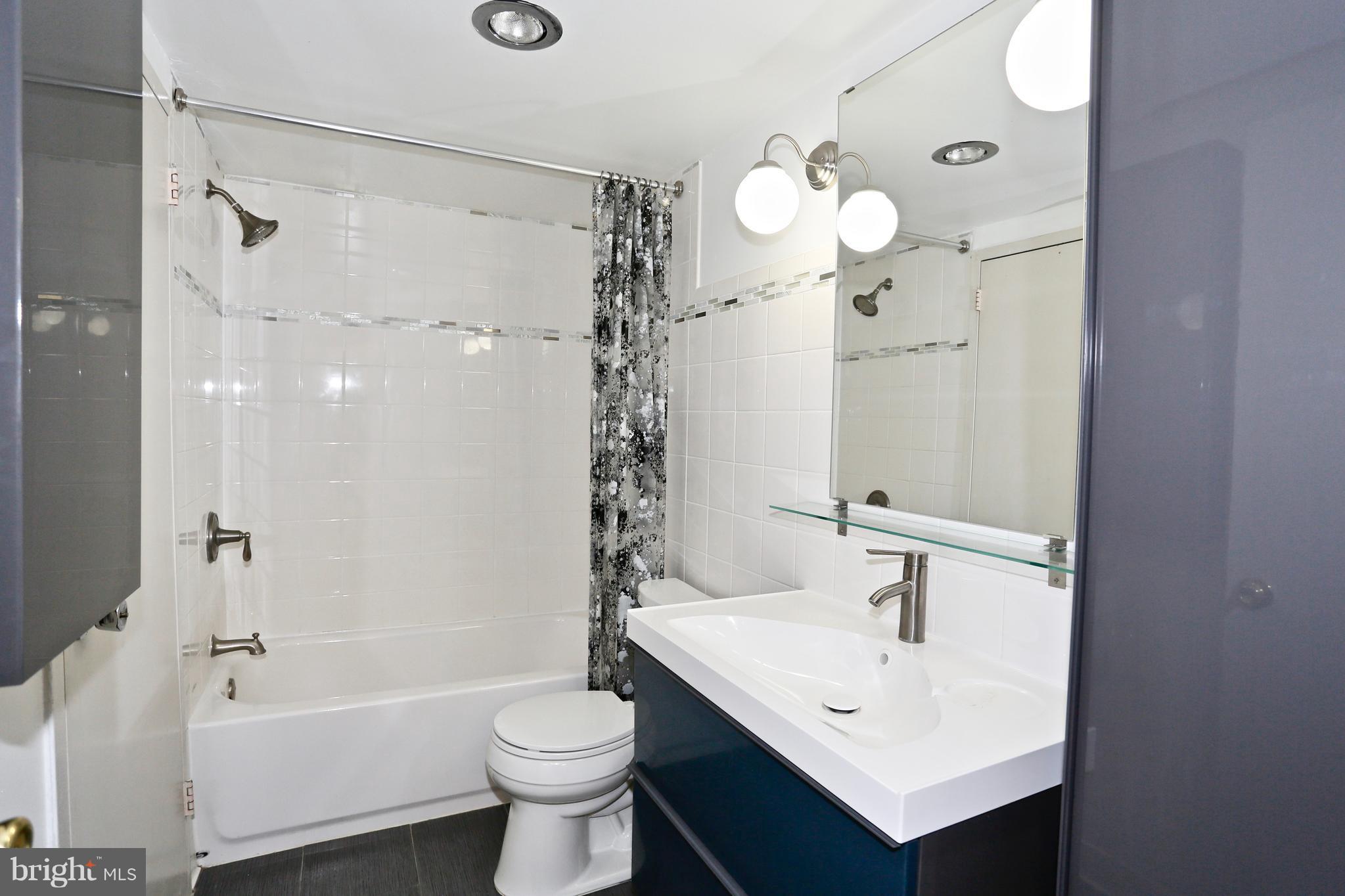 5225 Pooks Hill Road, Unit 1206N Bethesda, MD 20814 - Photo 11 of 25 Full dual-entry bath (remodeled)