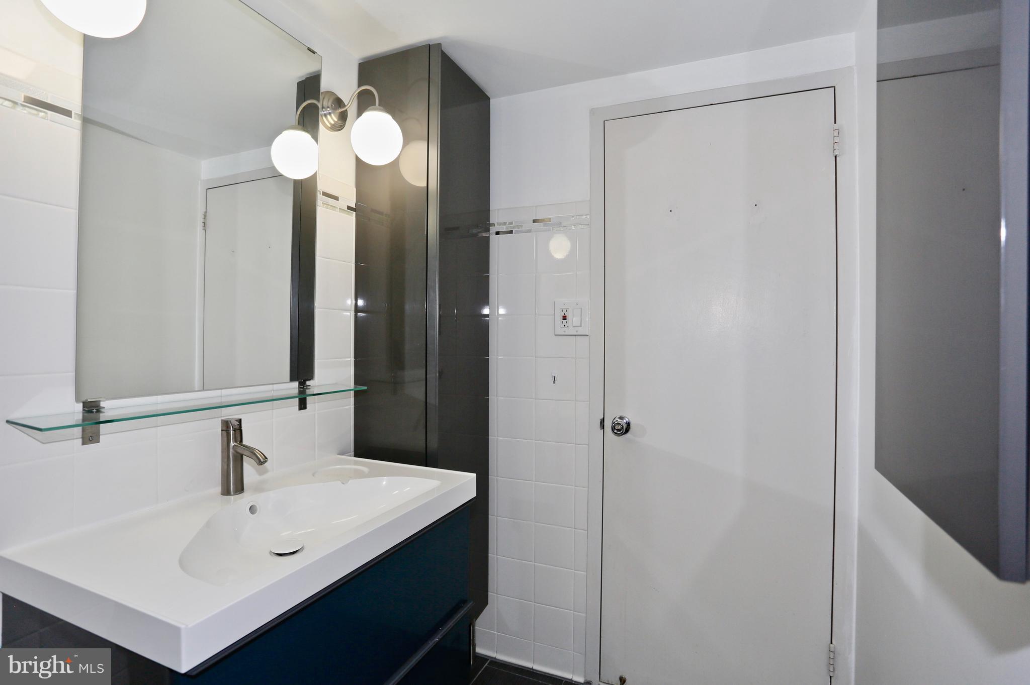 5225 Pooks Hill Road, Unit 1206N Bethesda, MD 20814 - Photo 12 of 25 Bath (fully remodeled)