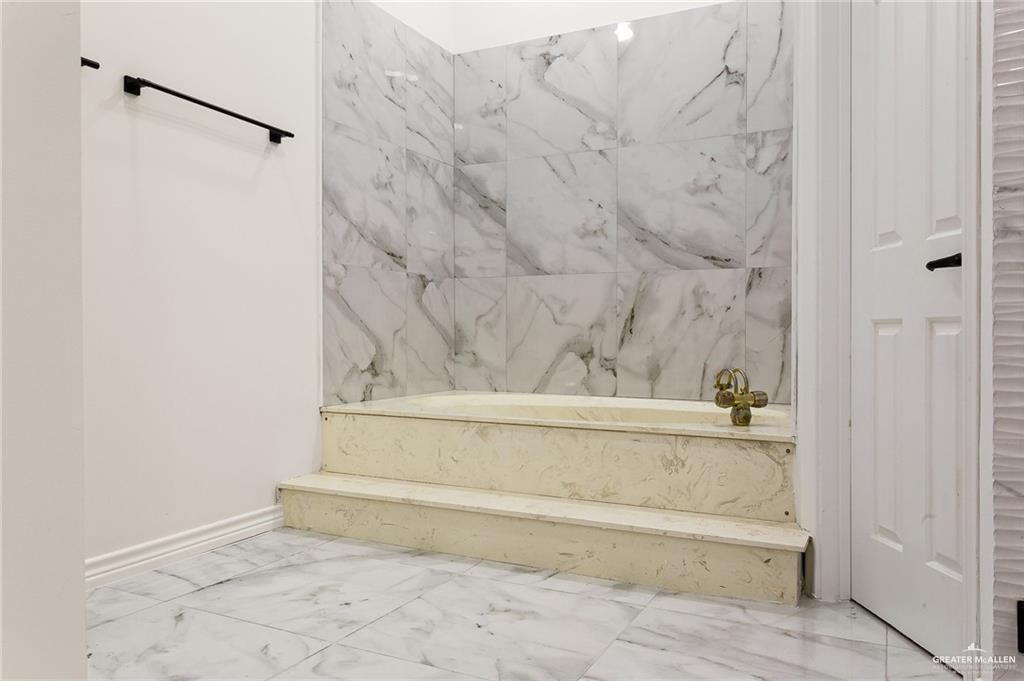 3100 South 2nd Street, Unit 29 McAllen, TX 78503 - Photo 19 of 23 a bathroom with a bathtub