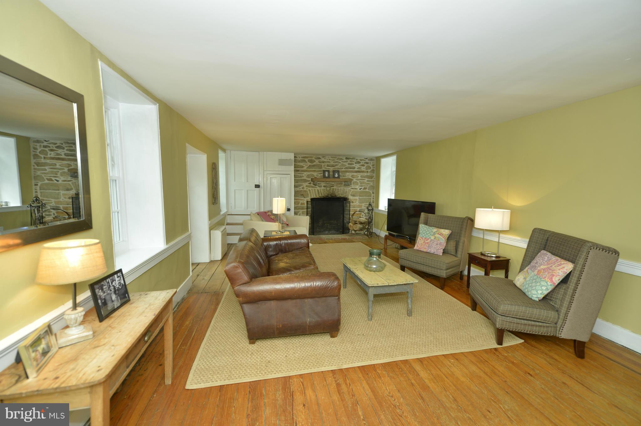38802 Hughesville Road Hamilton, VA 20158 - Photo 13 of 30 Living Room enjoys 2 Fireplaces