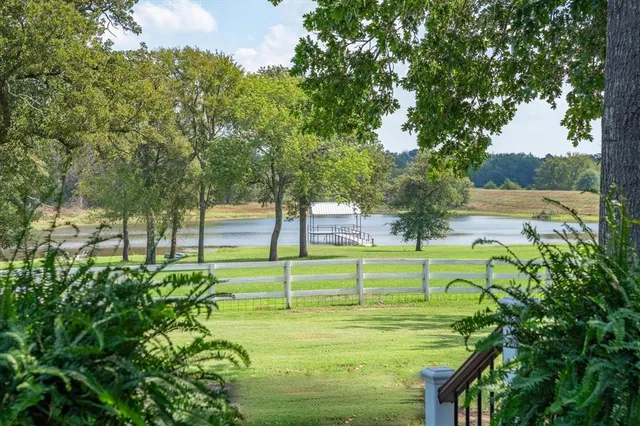 a view of an outdoor space