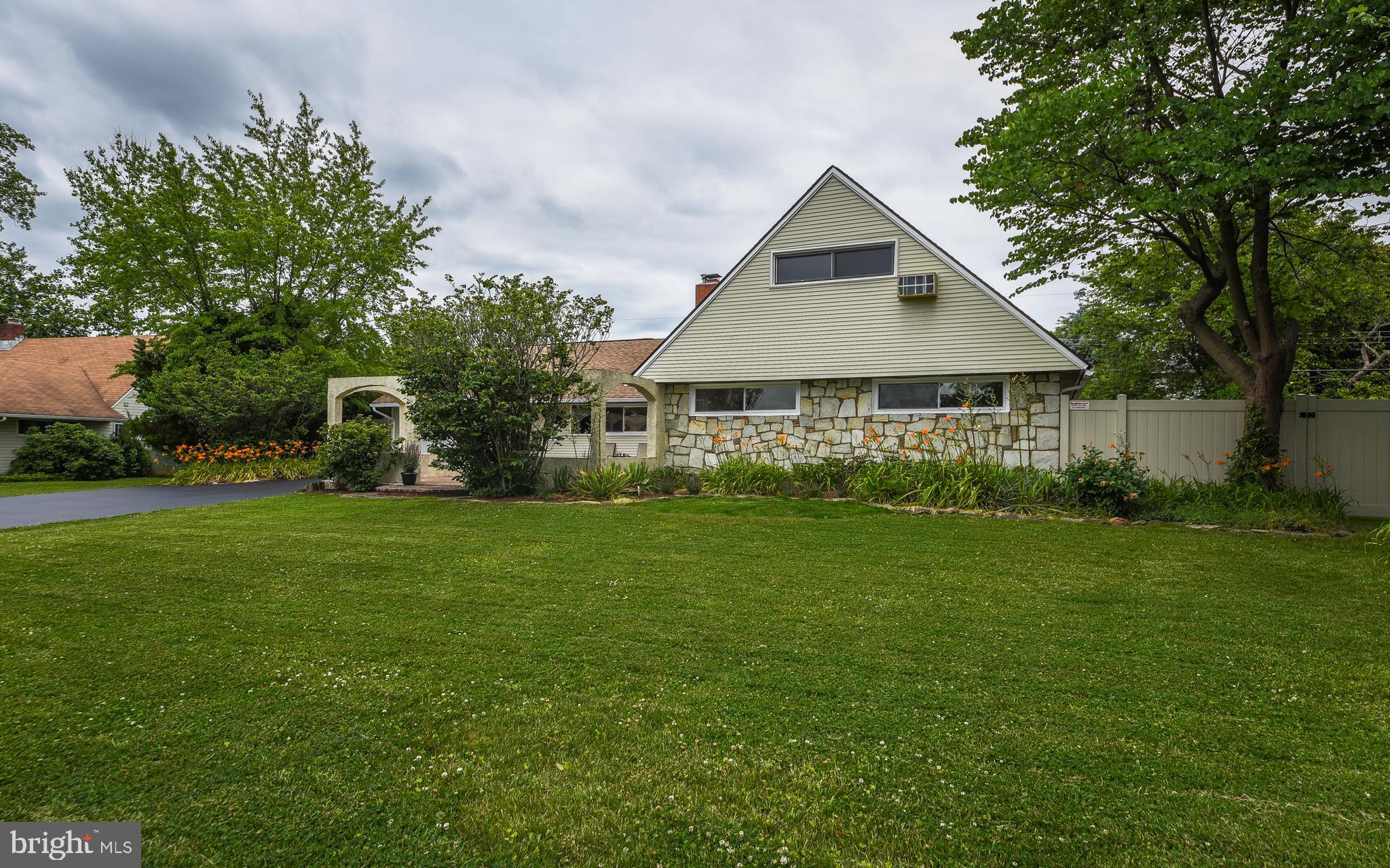 31 Silverbell Road Levittown, PA 19056 - Photo 4 of 44 Gallery Image 4