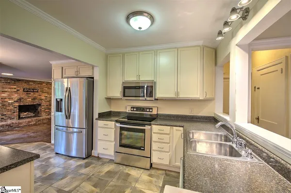 $3,250 | 10 Buist Avenue, Greenville, SC 29609