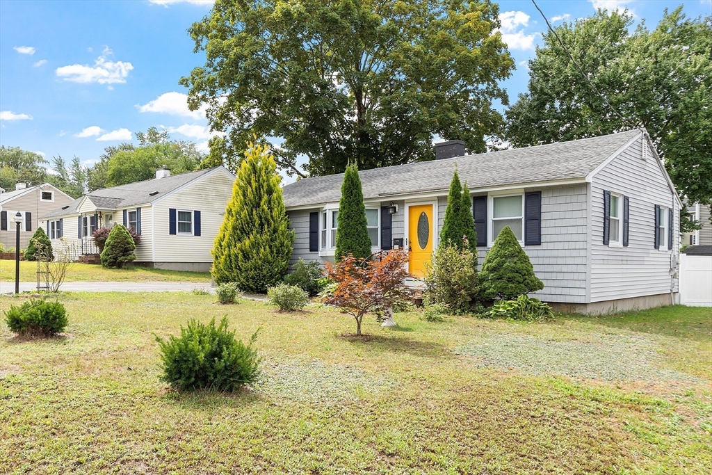186 Burnham Road Lowell, MA 01852 - Photo 3 of 26 Gallery Image 3