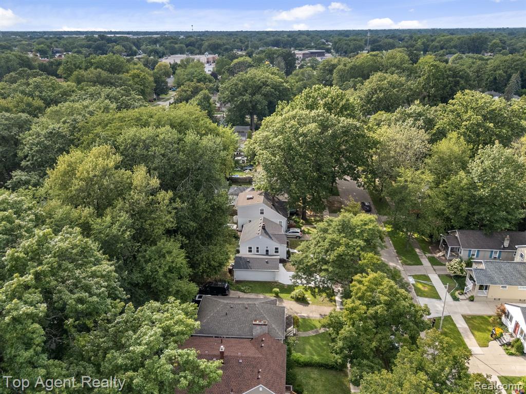2169 Roslyn Road Grosse Pointe Woods, MI 48236 - Photo 40 of 43