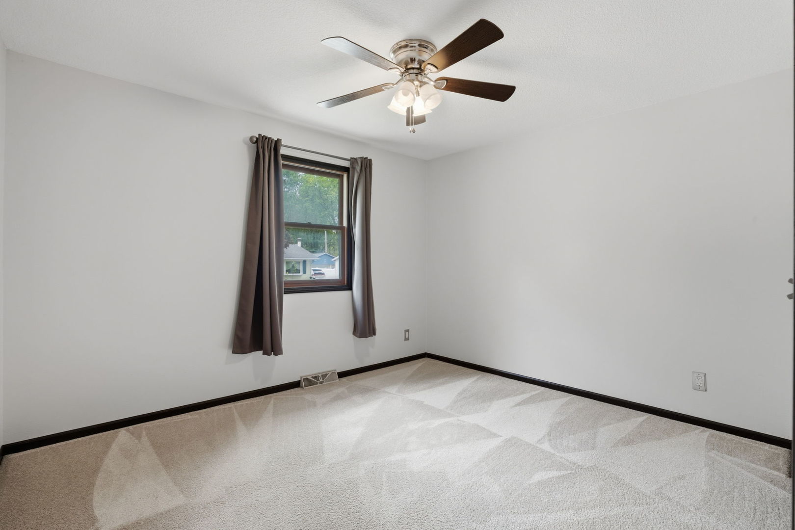 3323 Kimberly Downs Road Davenport, IA 52807 - Photo 15 of 21