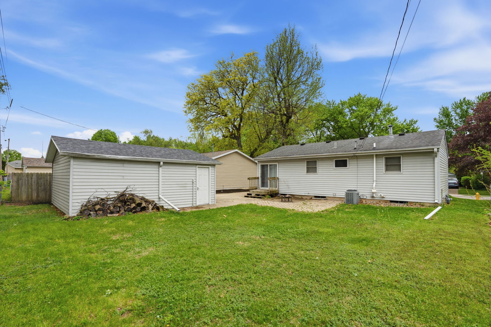 3323 Kimberly Downs Road Davenport, IA 52807 - Photo 2 of 21