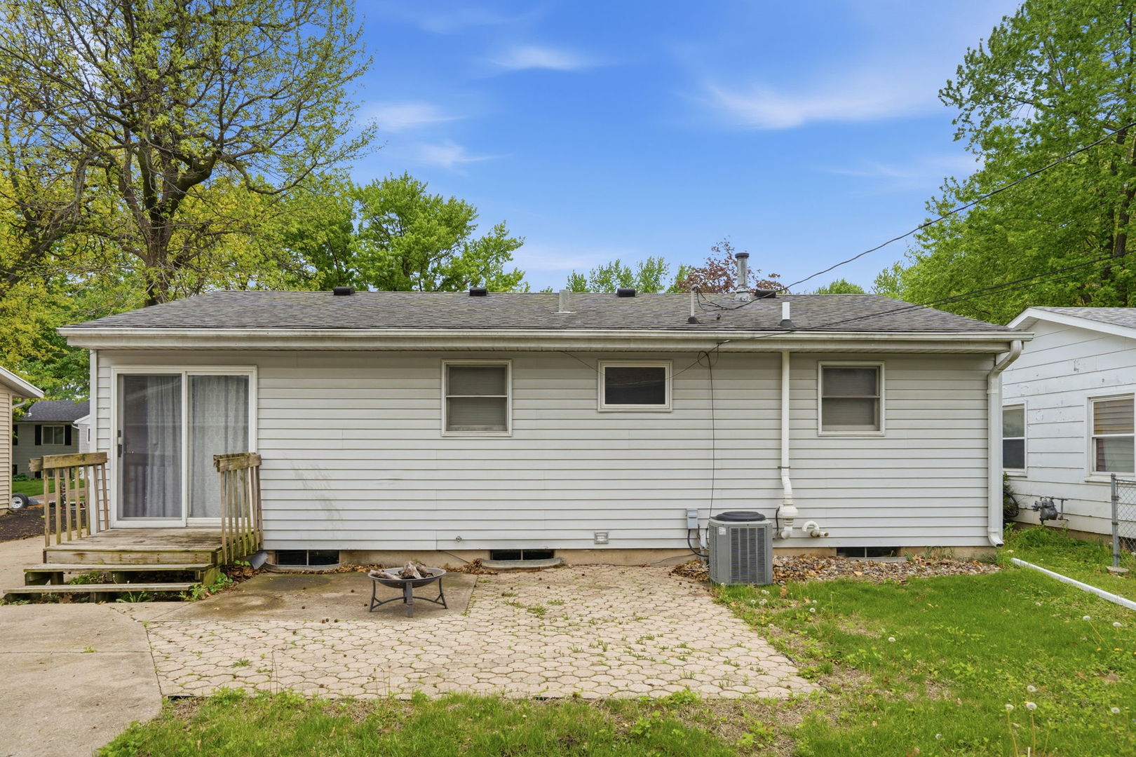 3323 Kimberly Downs Road Davenport, IA 52807 - Photo 3 of 21
