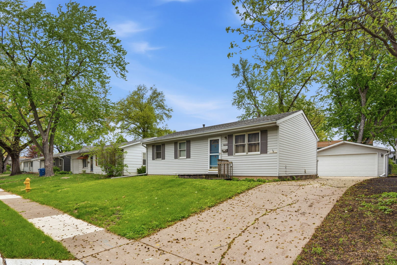 3323 Kimberly Downs Road Davenport, IA 52807 - Photo 5 of 21
