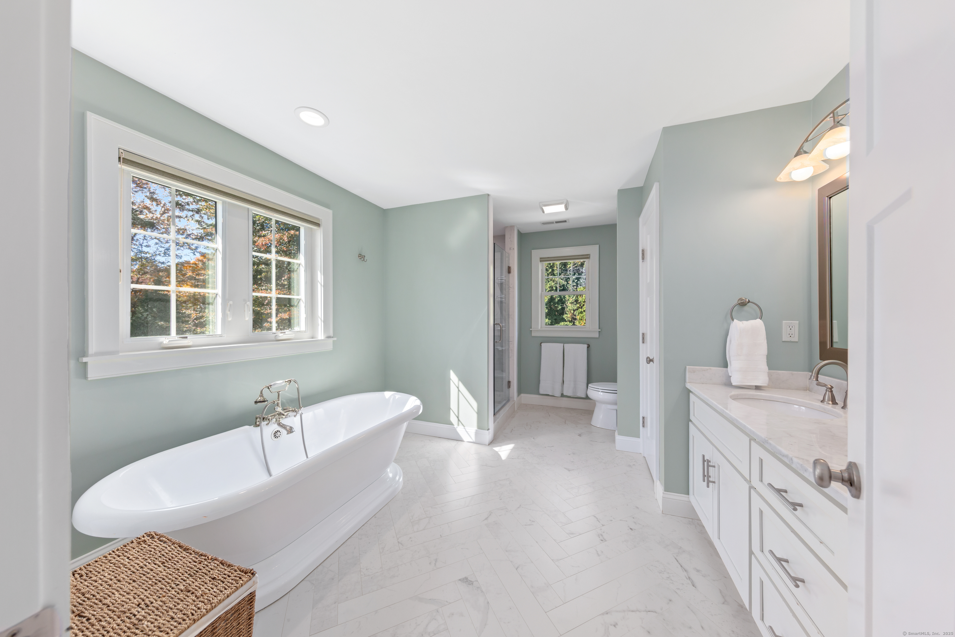 109 Jeniford Road Fairfield, CT 06824 - Photo 19 of 40 a spacious bedroom with a bed and a couch