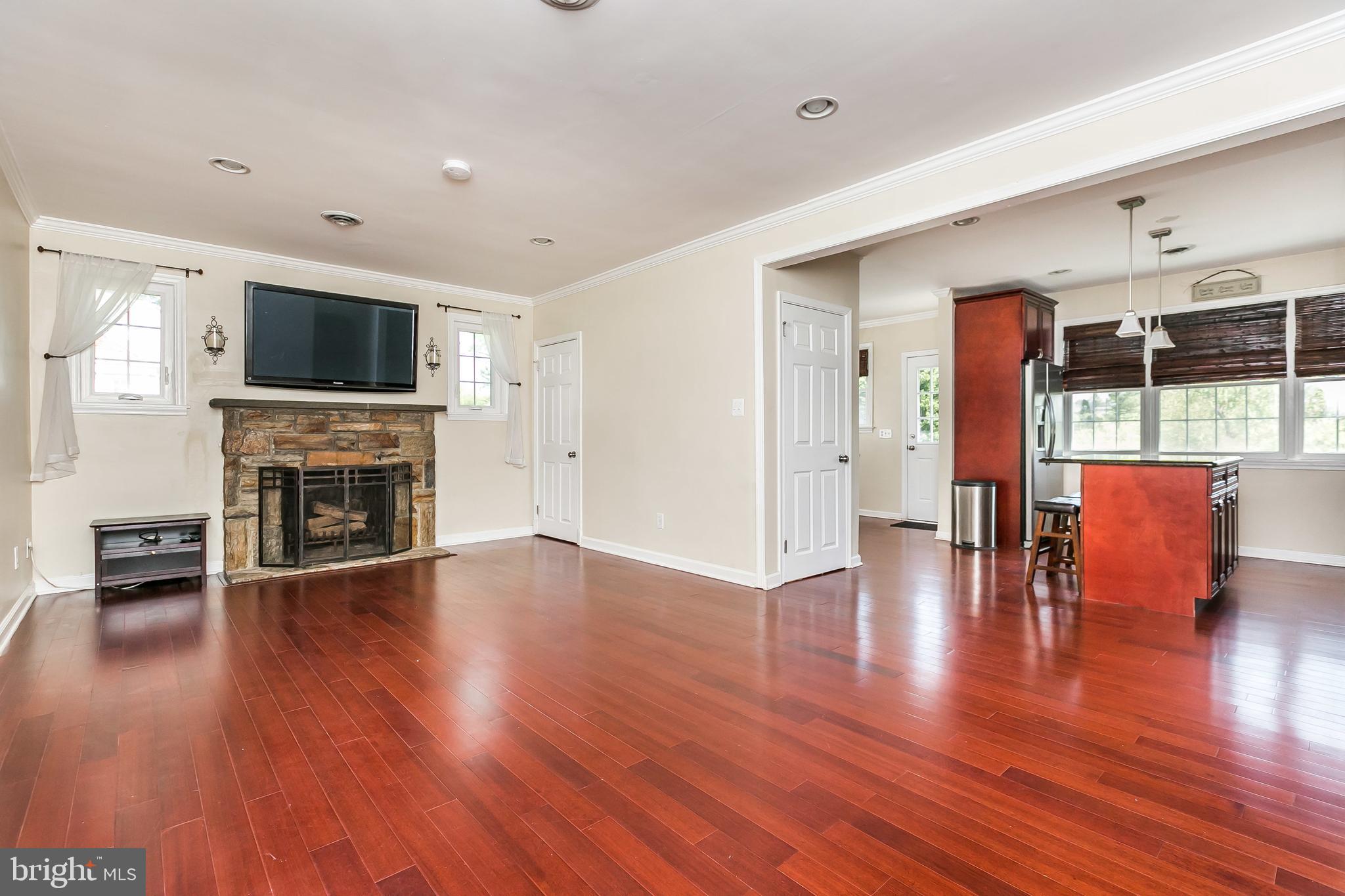 2900 Cub Hill Road Baltimore, MD 21234 - Photo 7 of 42 Living room