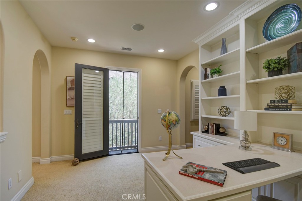 62 Gentry Irvine, CA 92620 - Photo 20 of 48 a living room with furniture and a window
