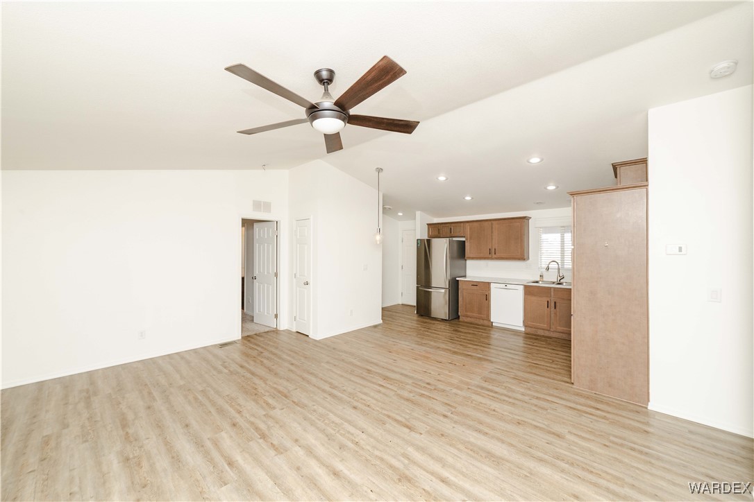 561 South La Osa Road Golden Valley, AZ 86413 - Photo 12 of 58 Living Room