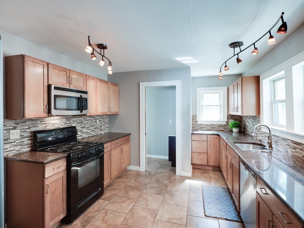 110 Appleton Street Springfield, MA 01108 - Photo 4 of 35