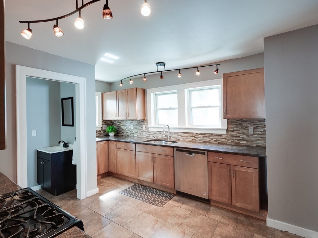 110 Appleton Street Springfield, MA 01108 - Photo 5 of 35