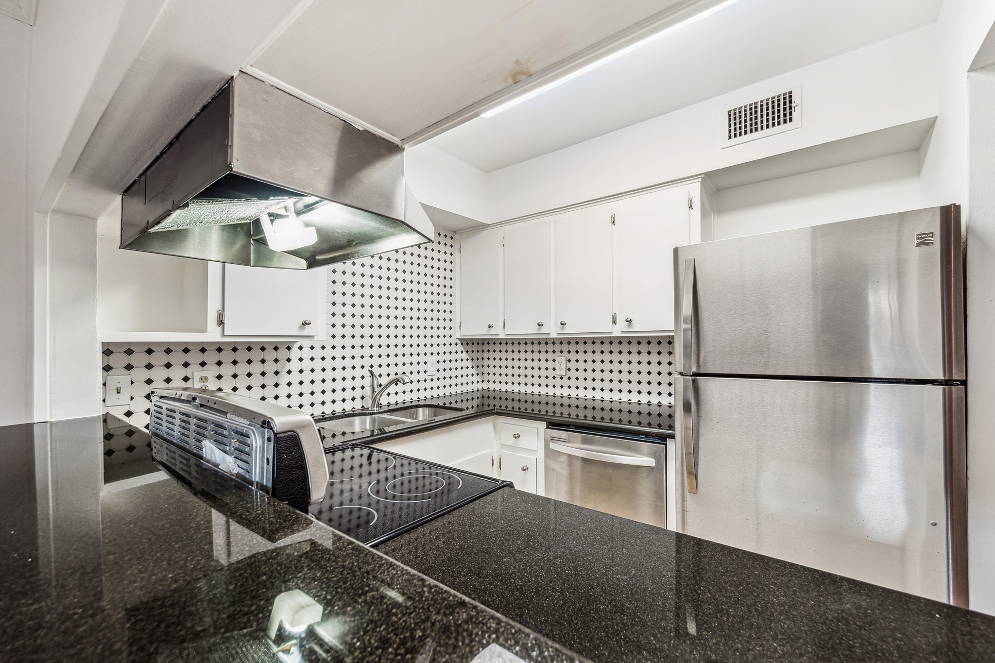 3922 West Alabama Street, Unit 1 Houston, TX 77027 - Photo 5 of 25 Granite counter tops in kitchen