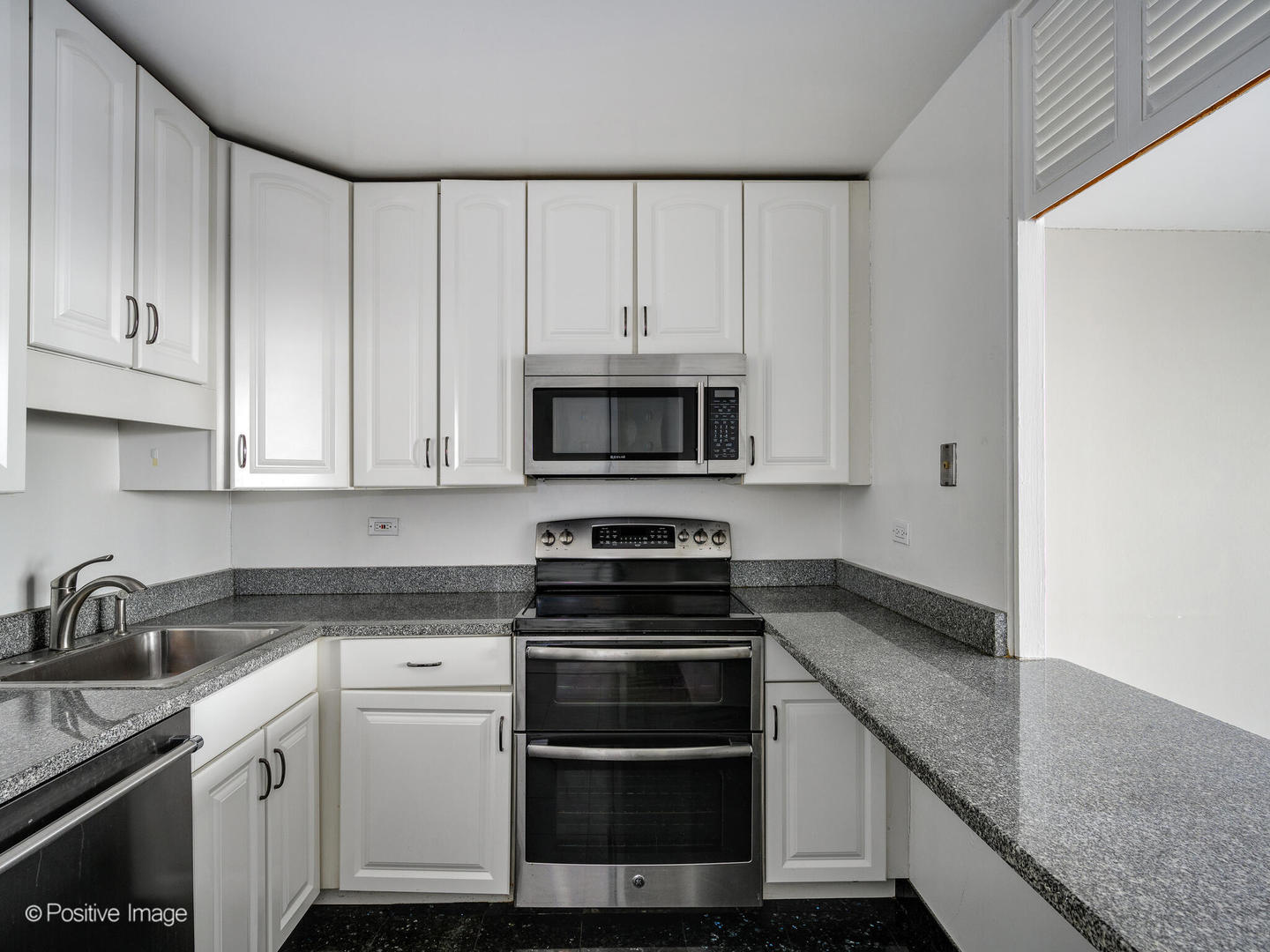 1560 North Sandburg Terrace, Unit 4104 Chicago, IL 60610 - Photo 8 of 28