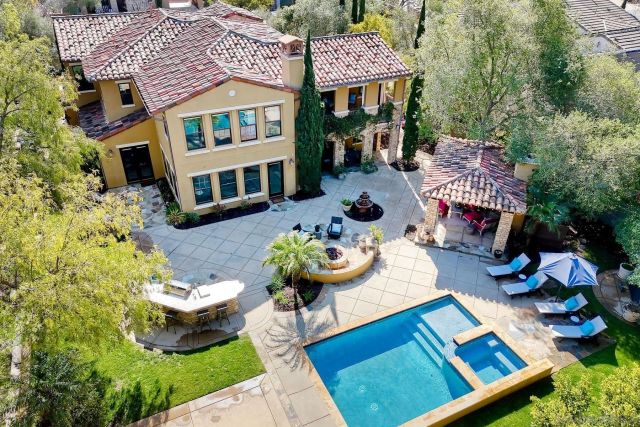 a view of entryway with a front door