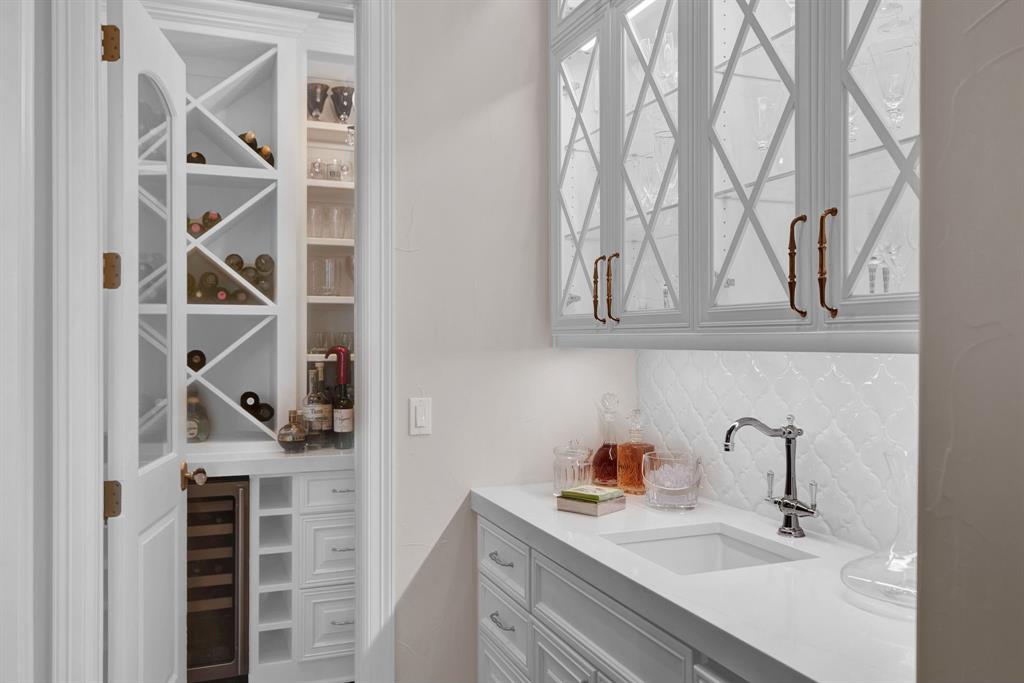 2921 Sedalia Trail Sherman, TX 75092 - Photo 17 of 40 a bathroom with a sink and mirror