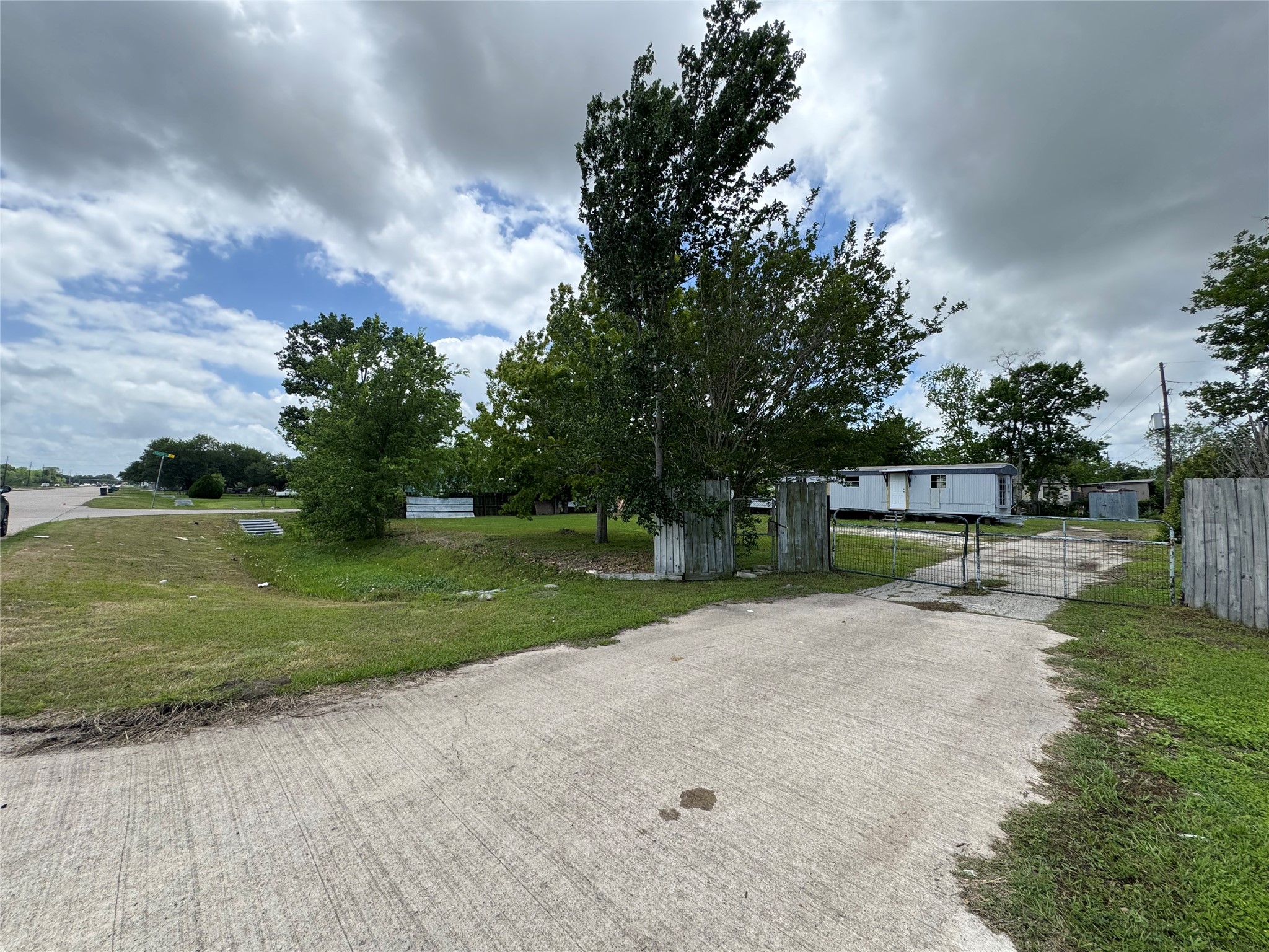 6226 County Road 48 Rosharon, TX 77583 - Photo 9 of 11 a view of a park with large trees