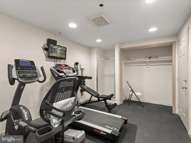 a sign of golf club on a wall