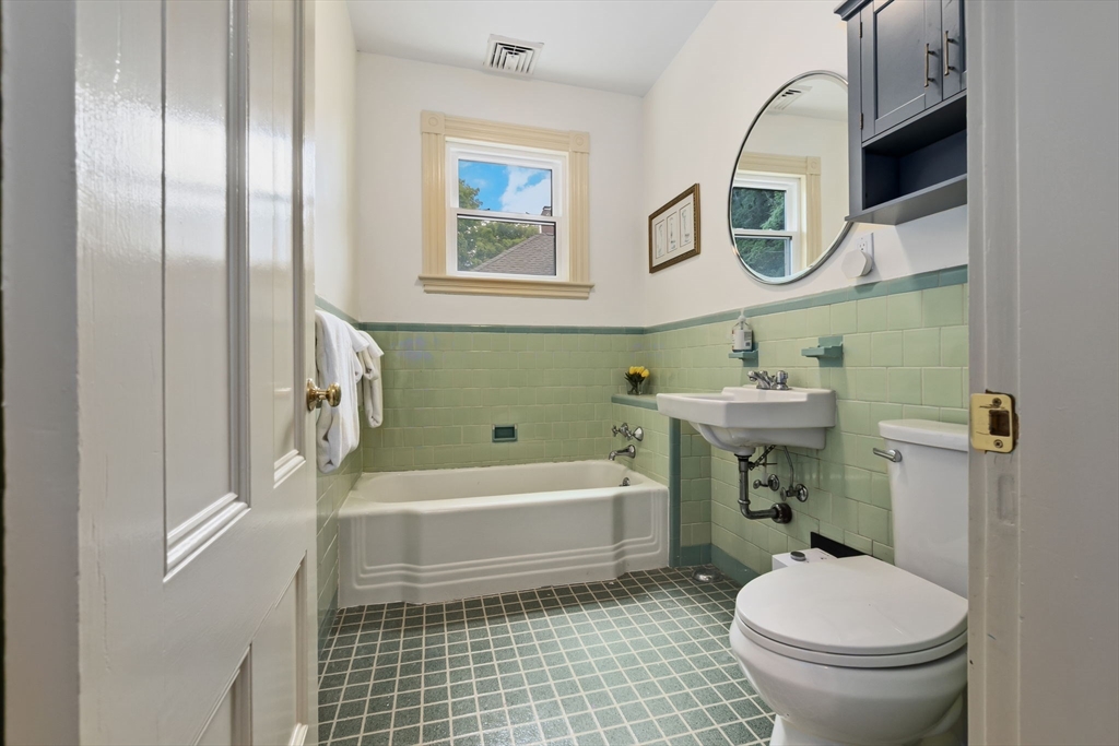 32 Ocean Street Beverly, MA 01915 - Photo 11 of 34