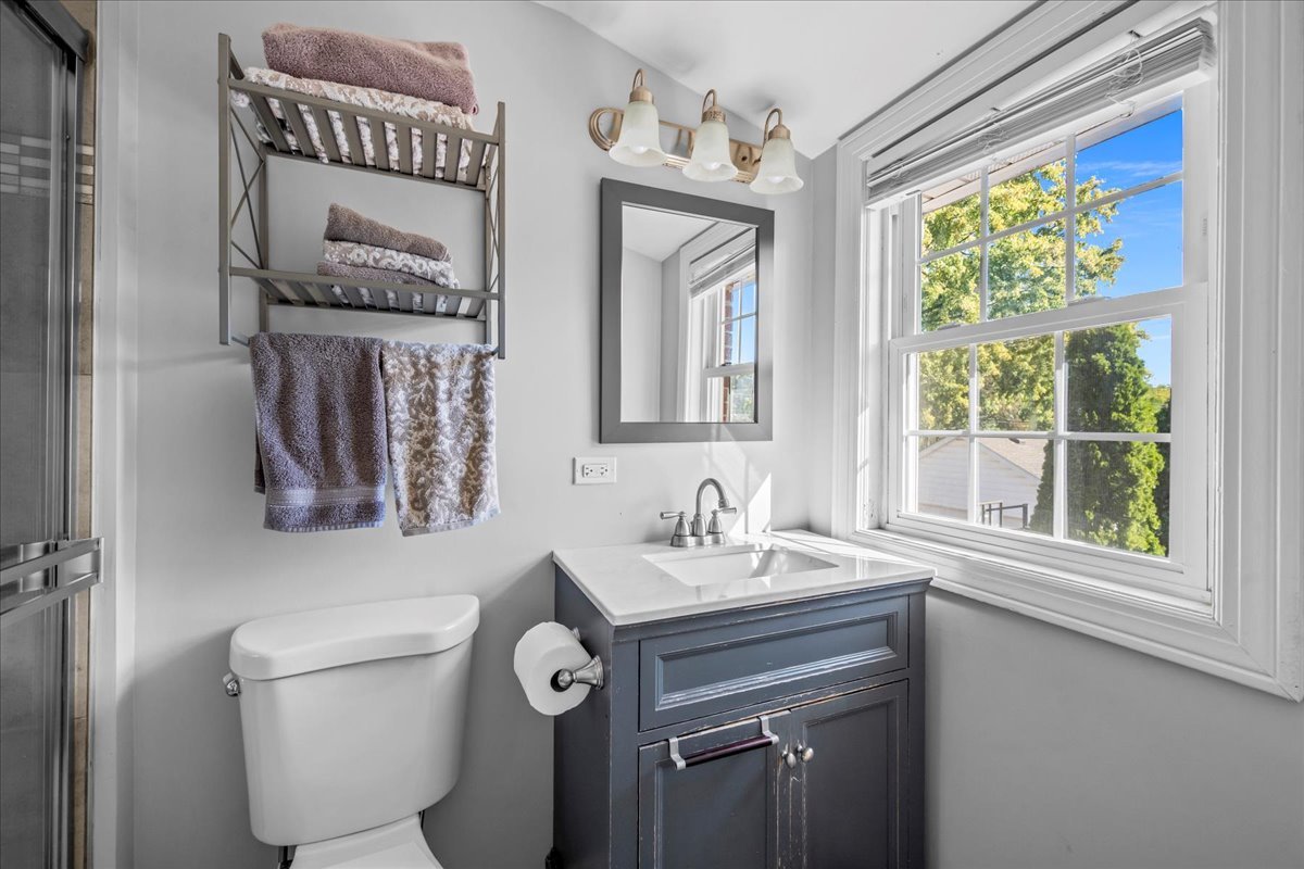 1425 Brophy Avenue Park Ridge, IL 60068 - Photo 15 of 24 a bathroom with a toilet sink and mirror